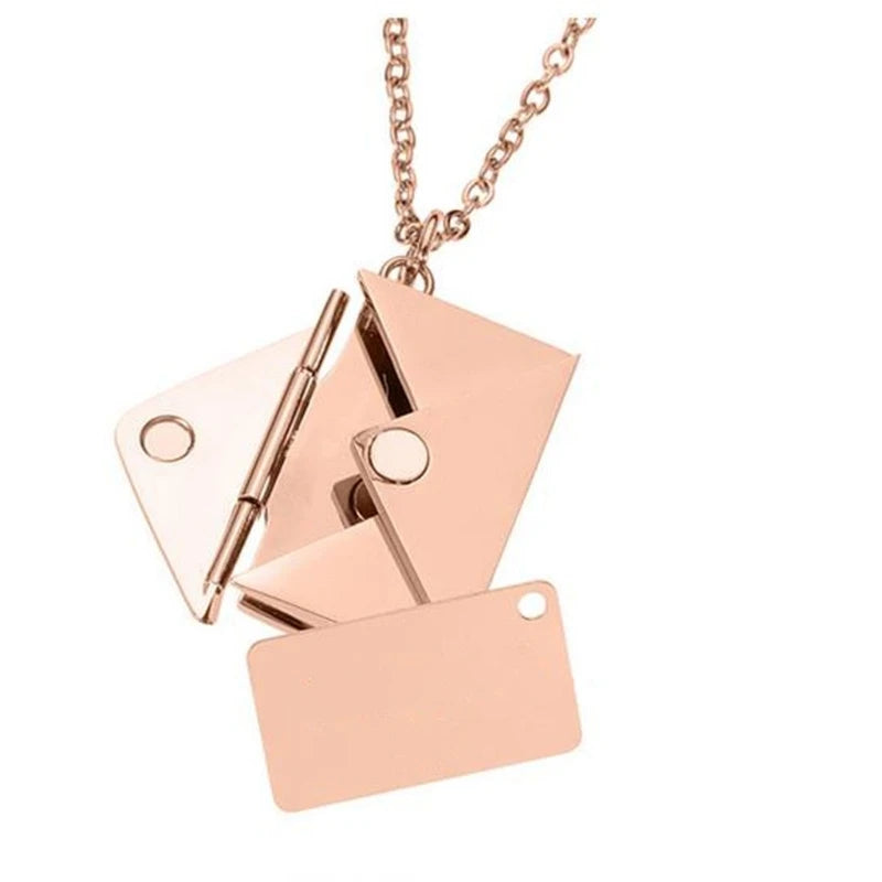 Colar com Pingente de Envelope