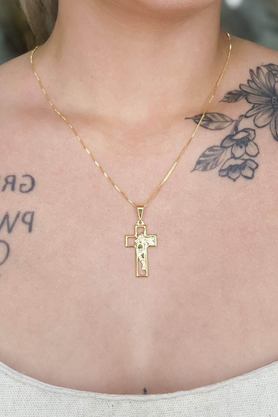 Colar com Pingente de Cruz